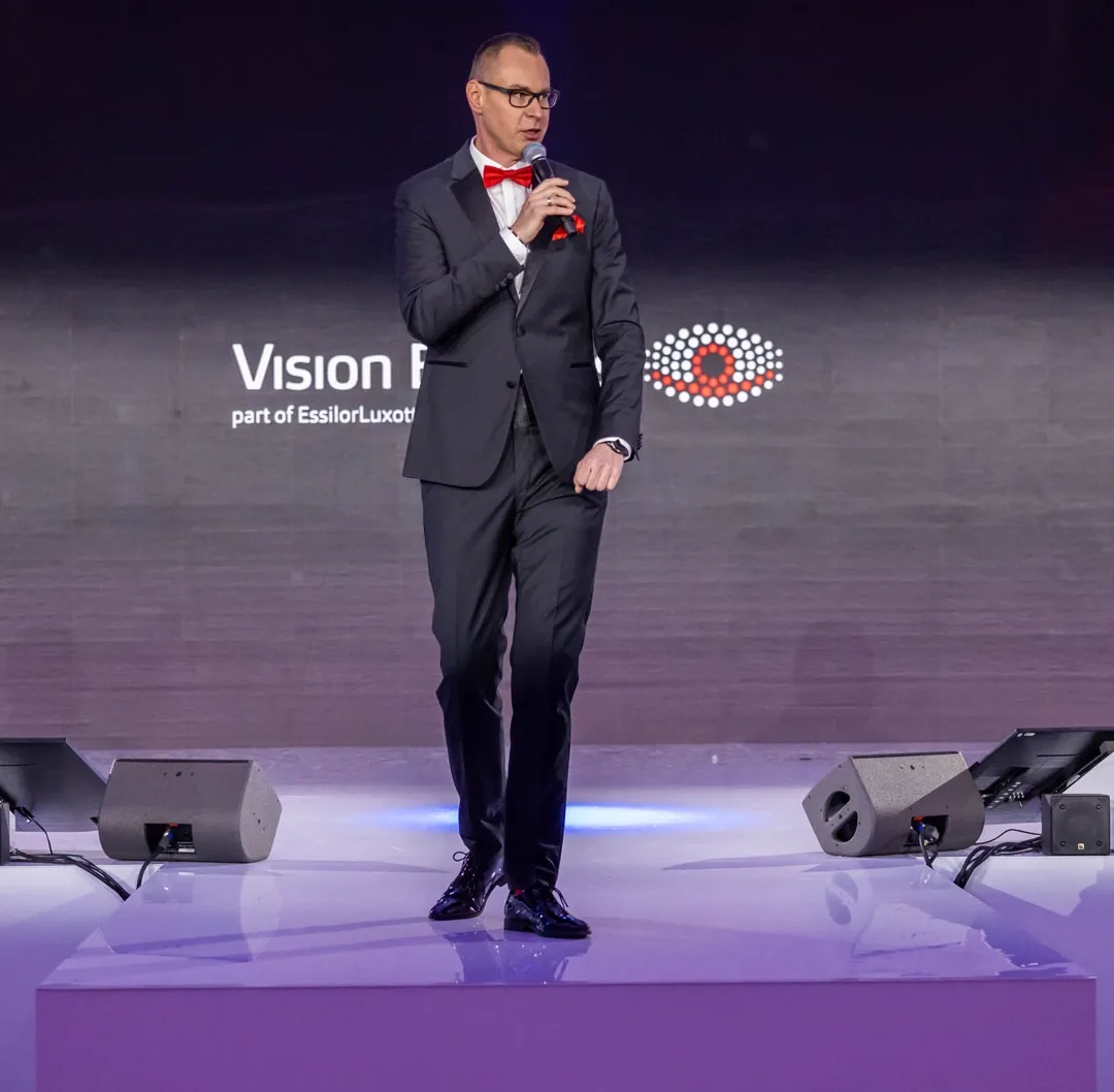Andrzej Dalkowski prowadzący dużą konferencję firmową